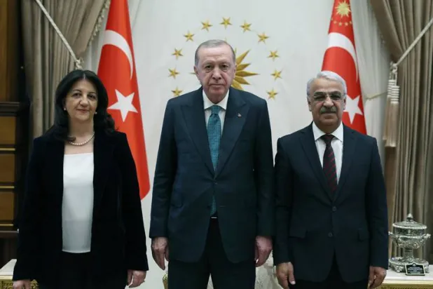 الرئيس التركي رجب طيب إردوغان التقى الأربعاء «وفد إيمرالي» المؤلف من النائبين الكرديين بروين بولدان (يمين) ومدحت سانجار لبحث تطورات «عملية السلام» (الرئاسة التركية)