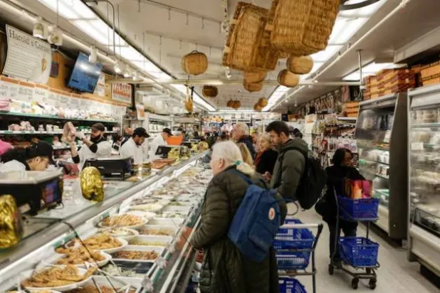 يتسوق الناس في متجر بمدينة نيويورك (رويترز)