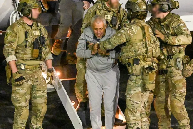 الزبير البكوش أثناء وصوله إلى أميركا الأسبوع الماضي (مدير مكتب التحقيقات الفيدرالي الأميركي كاش باتيل - «إكس»)