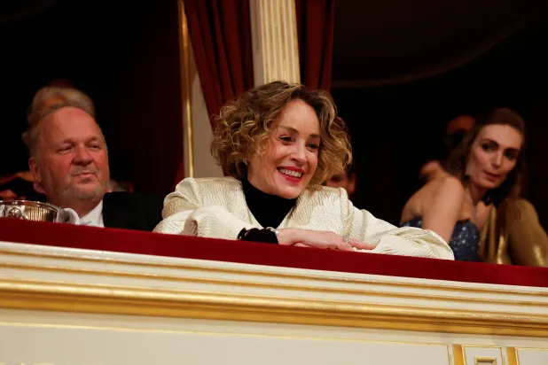 الممثلة شارون ستون في حفل الافتتاح لكرنفال الأوبرا التقليدي في فيينا (رويترز)