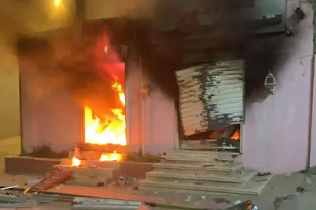 اندلاع نيران في إحدى البنايات في جنزور إثر الاشتباكات المسلحة (من مقطع فيديو رائج للاشتباكات)