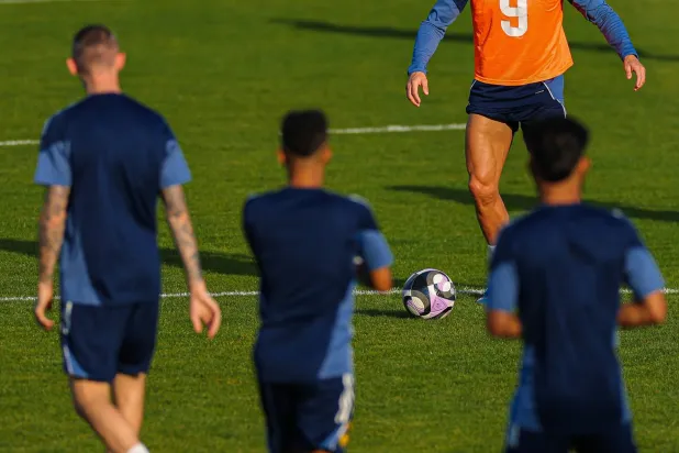 رونالدو لدى مشاركته في تدريبات النصر (موقع النادي)