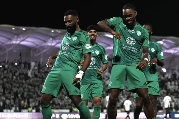 توني محتفلاً بهدفه في مرمى الشباب (دوري روشن)