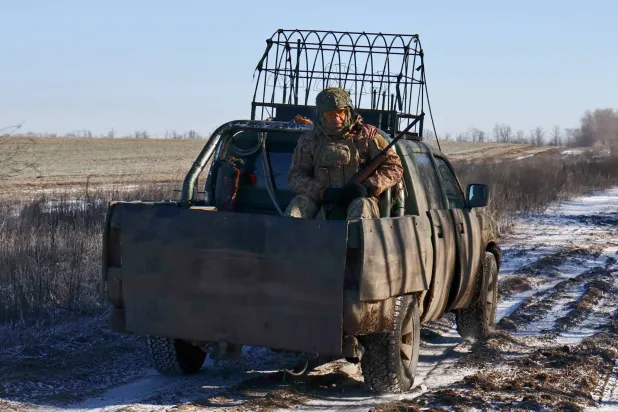 جنود أوكرانيون يركبون آلية خلال مهمة على خط المواجهة في منطقة زابوريجيا... أوكرانيا 10 فبراير 2026 (أ.ب)