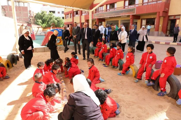 وزير التربية والتعليم المصري محمد عبد اللطيف يتوسط عدداً من الطلاب في إحدى المدارس الحكومية (وزارة التعليم المصرية)