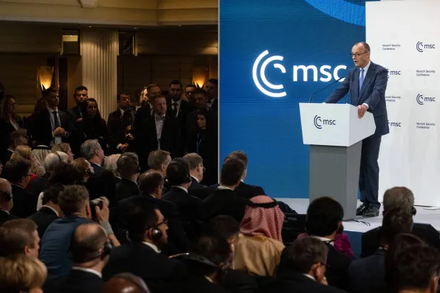 ميرتس يخاطب المشاركين في مؤتمر ميونيخ في الجلسة الافتتاحية يوم 13 فبراير (د.ب.أ)