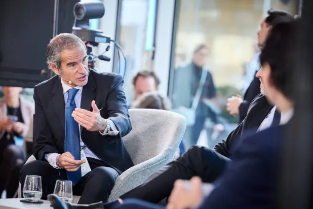 المدير العام للوكالة الدولية للطاقة الذرية رافاييل غروسي خلال جلسة نقاشية في «مؤتمر ميونيخ للأمن» (حسابه عبر منصة إكس)