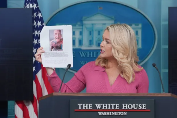 كارولين ليفيت المتحدثة باسم البيت الأبيض تحمل صورة أحد المجرمين الذين تريد إدارة ترمب ترحيلهم من الولايات المتحدة وتدافع خلال مؤتمر صحافي بالبيت الأبيض 5 فبراير 2026 عن سياسات الإدارة الأميركية في مجال الهجرة وترحيل المهاجرين غير الشرعيين (أ.ب)