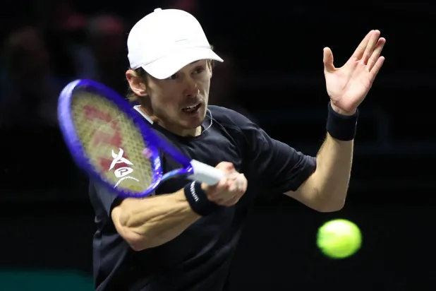 الأسترالي أليكس دي مينور (رويترز)