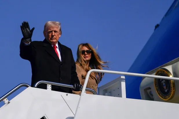 الرئيس الأميركي دونالد ترمب وزوجته ميلانيا خلال صعودهما إلى الطائرة الرئاسية في قاعدة أندروز الجوية (غيتي - أ.ف.ب)