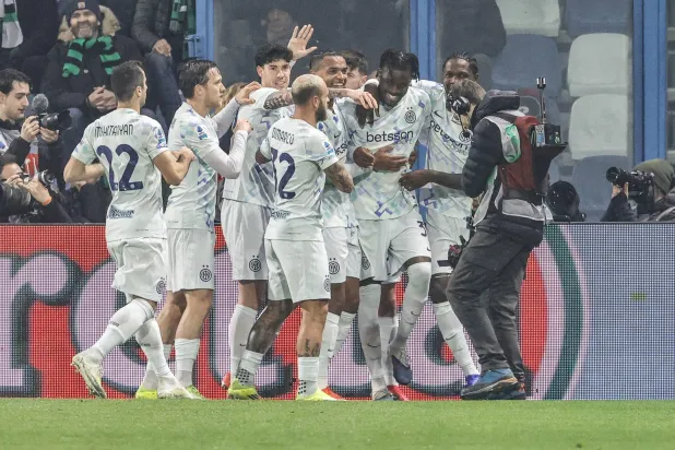 يواجه إنتر ميلان يوفنتوس وهو في حالة فنية رائعة بعدما  أحكم قبضته على الصدارة في توقيت مهم من الموسم  (إ.ب.أ)