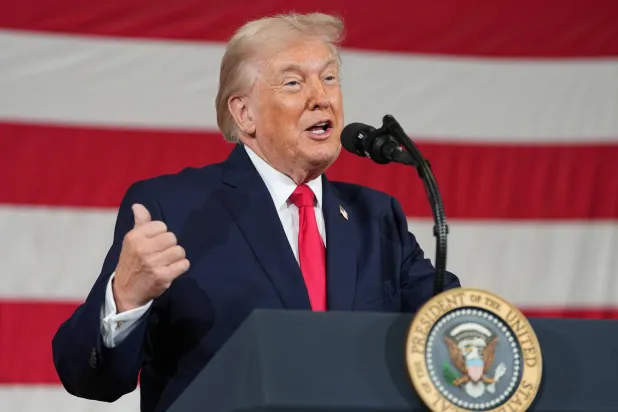 ​الرئيس دونالد ترمب يتحدث أمام جنود أميركيين في قاعدة فورت براغ (أ.ب)