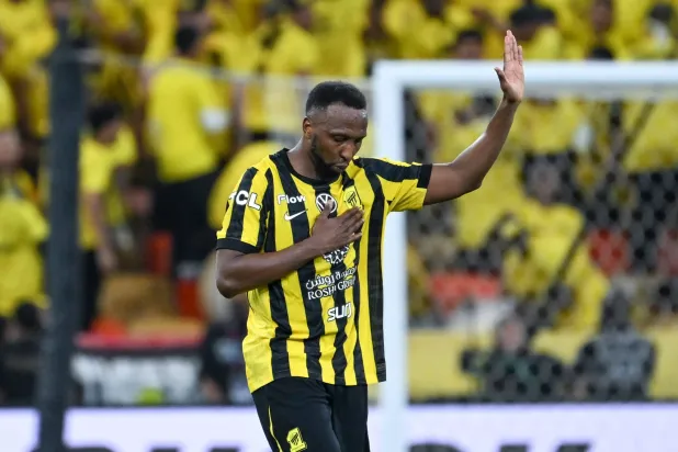 كادش معتذرا لجماهير الاتحاد بعد تسجيله الهدف (تصوير: علي خمج)