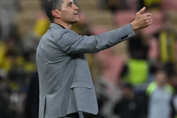 إيمانويل مدرب «الفيحاء» يوجه لاعبيه أثناء المباراة (تصوير: علي خمج)