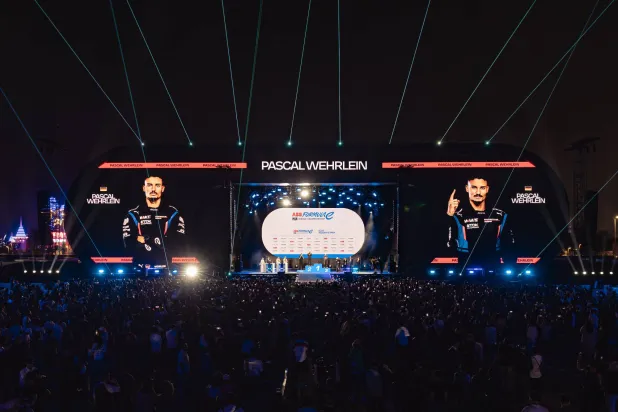 فيرلاين خلال تتويجه بجائزة الجولة الرابعة من السباق (الشرق الأوسط)