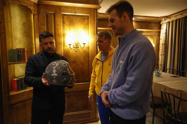 فلاسلاف قدم الخوذه للرئيس الأوكراني أمام عدسات المصورين (أ.ف.ب) 