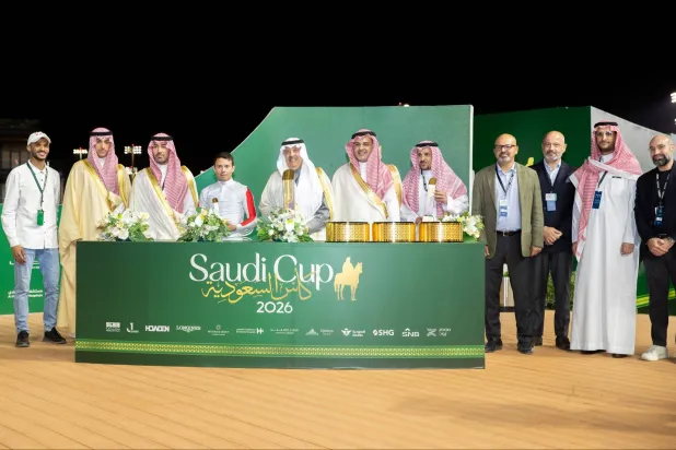 
الأمير متعب بن عبد الله لدى تسلّمه جائزة الشوط السعودي الدولي (كأس السعودية)