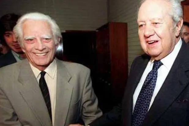 الزعيمان اليساريان البرتغاليان السابقان ماريو سواريش (يمين) وآلفارو كونيال في صورة جامعة لهما (تي في آي)