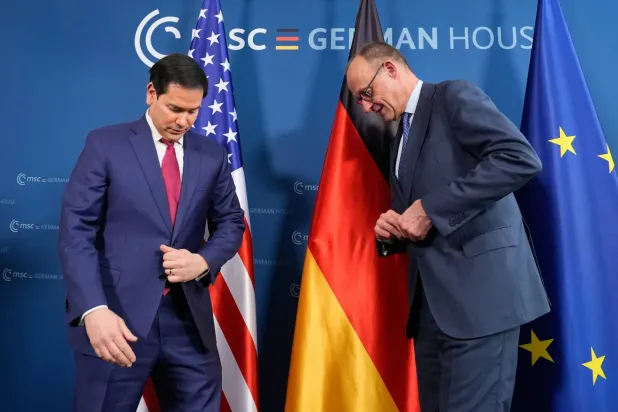 Almanya Başbakanı Friedrich Merz ve ABD Dışişleri Bakanı Marco Rubio, dün Münih Güvenlik Konferansı'nın oturum aralarında görüştü, (AP)