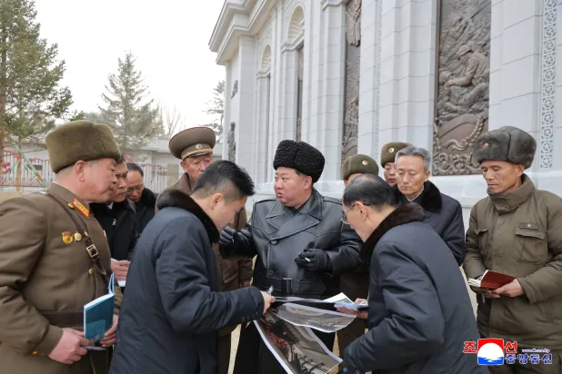 زعيم كوريا الشمالية كيم جونغ أون يتفقد موقع نصب تذكاري يتم بناؤه لضحايا الحرب في أوكرانيا (ا.ف.ب)