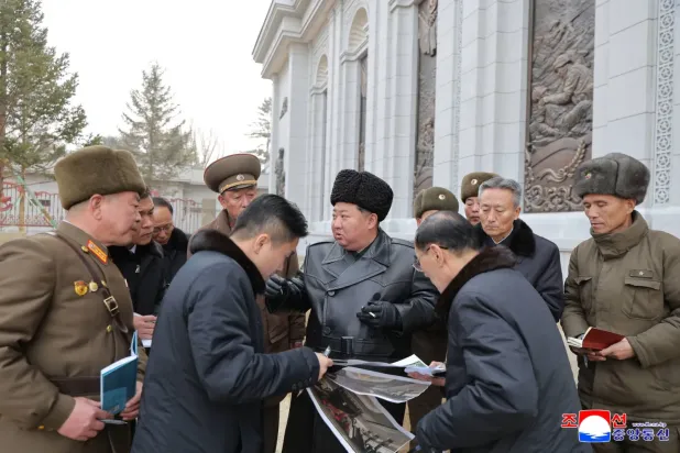 Kuzey Kore lideri Kim Jong Un, Ukrayna savaşının kurbanları için inşa edilen anıtın bulunduğu yeri inceliyor (AFP)