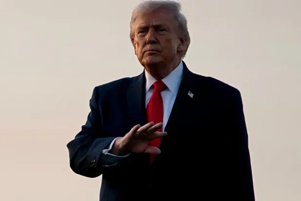  Geçtiğimiz ay Amerikalı denizciler, USS Abraham Lincoln uçak gemisinin güvertesinde bir Boeing EA-18G Growler uçağını hazırlıyor. (Arşiv – AP)