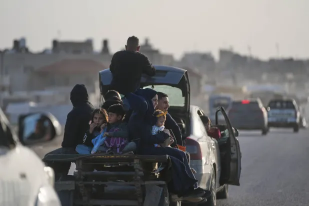 فلسطينيون يتنقلون على عربة موصولة بسيارة وسط قطاع غزة (أ.ب)