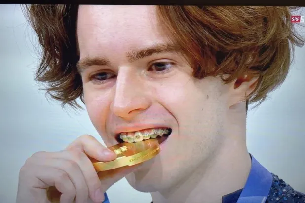 ميخائيل شايدوروف يحتفل بذهبية التزلج الفني (اللجنة الأولمبية)