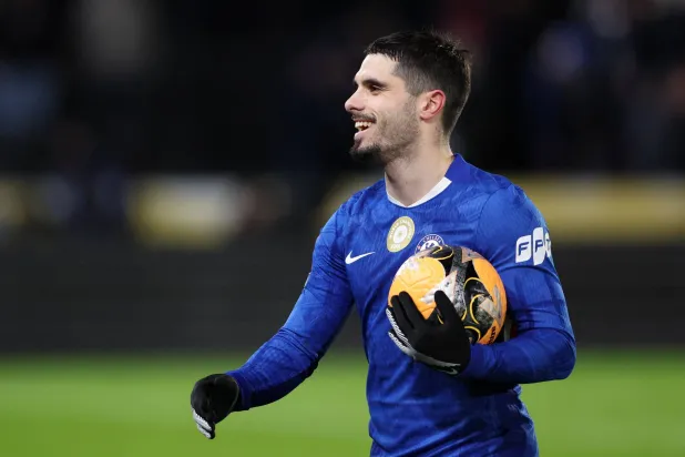 بيدرو نيتو يحتفظ بالكرة بعد إحرازه هاتريك في مرمى هال سيتي (رويترز)