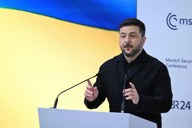 الرئيس الأوكراني فولوديمير زيلينسكي يلقي كلمةً خلال «مؤتمر ميونيخ الأمني» ​​(أ.ف.ب)