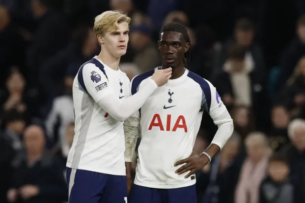 لوكاس بيرغفال (يسار) لاعب توتنهام هوتسبير (رويترز)
