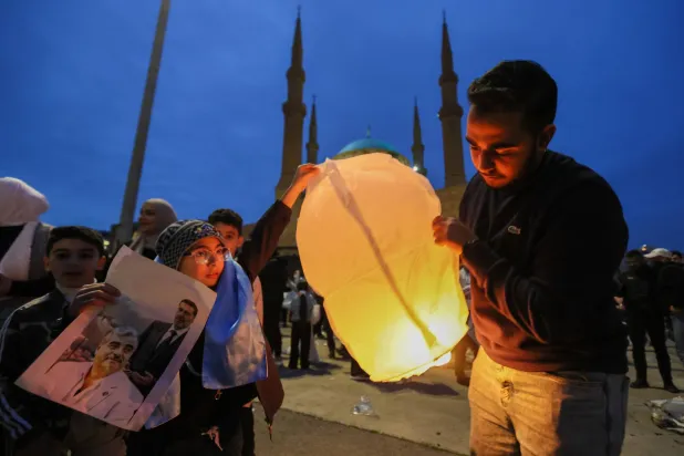 مناصرون لـ«تيار المستقبل» يحيون الذكرى السنوية الـ21 لاغتيال رئيس الحكومة الأسبق رفيق الحريري في وسط بيروت (د.ب.أ)