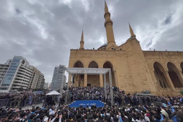 مناصرون لـ«تيار المستقبل» يشاركون في إحياء الذكرى الـ21 لاغتيال رفيق الحريري ويبدو نجله رئيس الحكومة الأسبق سعد على المنصة وسط بيروت (أ.ب)