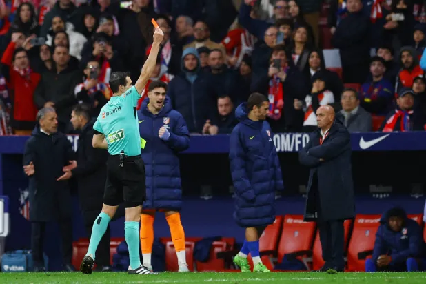 التحكيم الإسباني في مرمى نيران برشلونة (رويترز)