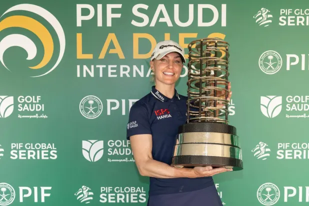 هال تحتفل بتتويجها باللقب (غولف السعودية)