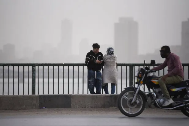 الغبار والأتربة يحجبان الرؤية لمسافات بعيدة (رويترز)