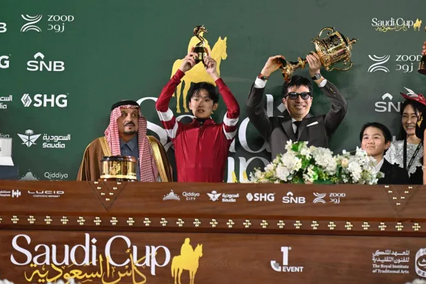 أمير الرياض لدى تتويجه الفريق الياباني باللقب (تصوير: بشير صالح)