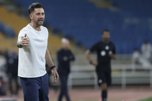 باكنغهام يوجّه لاعبيه خلال المباراة (تصوير: عبد العزيز النومان)