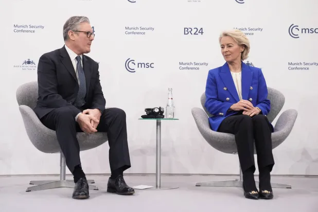 رئيسة المفوضية الأوروبية أورسولا فون دير لاين ورئيس الوزراء البريطاني كير ستارمر (رويترز)