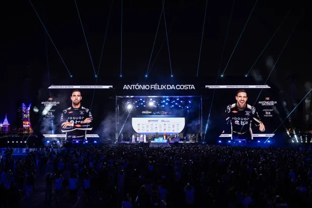 دا كوستا لحظة تتويجه باللقب (الشرق الأوسط)