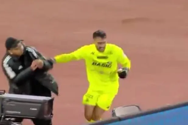 لحظة اعتداء الحارس على فتى الكرات (قناة ثمانية)