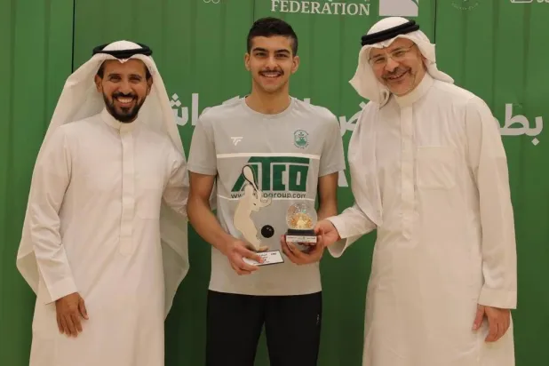 العقيلي مع ىل نصفان خلال تتويجه بجائزة الوصافه (الشرق الأوسط)