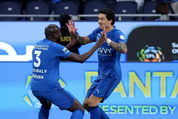 نونيز يحتفل مع كوليبالي بعد أحد أهدافه مع الهلال (تصوير: مشعل القدير)