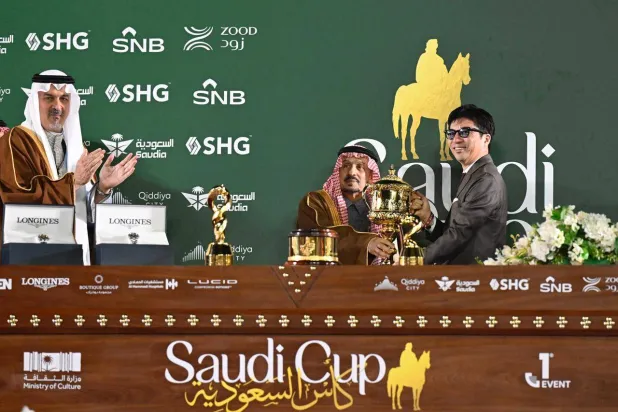 أمير الرياض يتوج الياباني سيسوما فوغيتا بكأس السعودية (تصوير: بشير صالح)