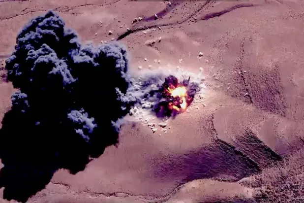 صورة رُفعت عنها السرية نشرتها القيادة المركزية الأميركية للضربات ضد أهداف لـ«داعش» (سنتكوم) 