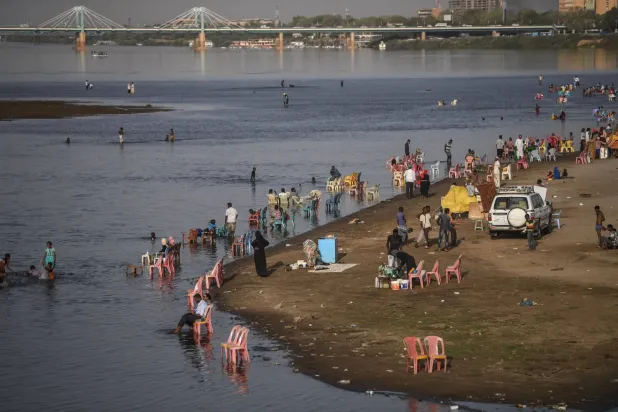 Hartum'da, Mavi ve Beyaz Nil nehirlerinin birleştiği Tuti Adası'nda, Nil Nehri'nin sığ sularında aileler bir araya geliyor (Arşiv -AFP)