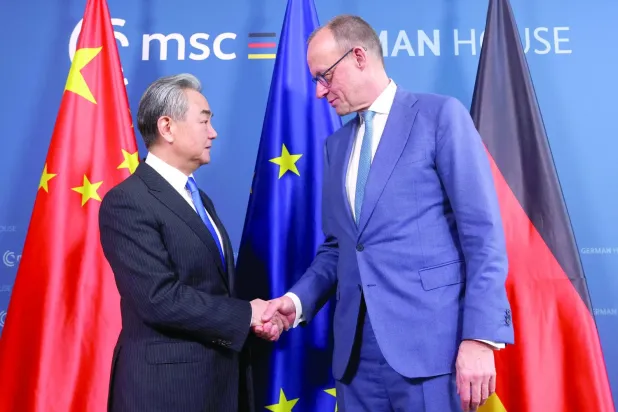 Almanya Başbakanı Friedrich Merz, 14 Şubat'ta Münih Güvenlik Konferansı'nın oturum aralarında Çin Dışişleri Bakanı Wang Yi ile görüştü (Reuters)