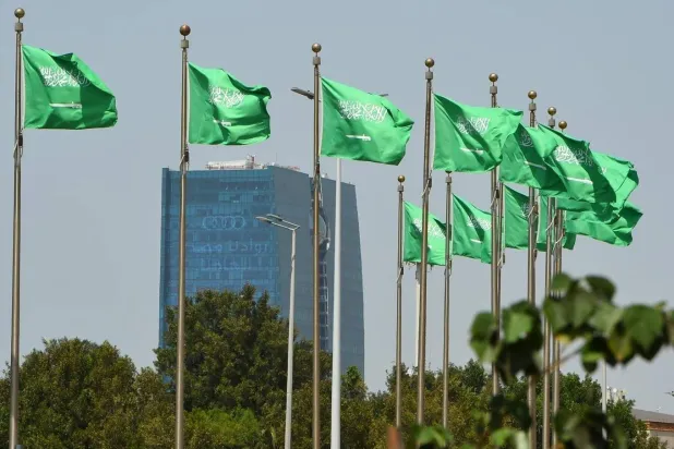 مجموعة أعلام للمملكة العربية السعودية في أحد شوارع الرياض (واس)