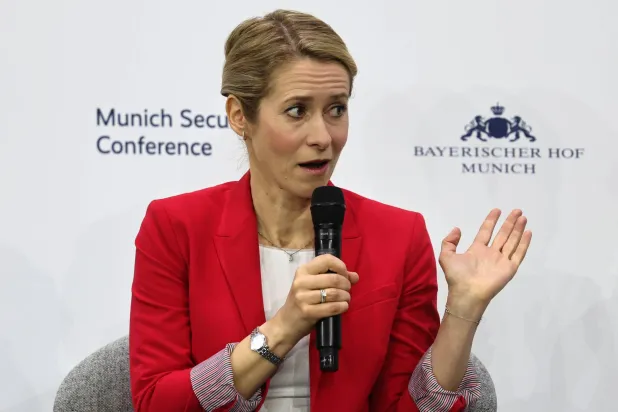 كايا كالاس مسؤولة السياسة الخارجية بالاتحاد الأوروبي تتحدث خلال ندوة في مؤتمر ميونيخ للأمن (إ.ب.أ)