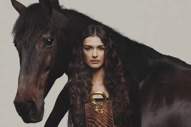 تعكس التفاصيل المضفرة والقطع المعدنية المصقولة براعة وفنون اللجام والأحزمة تُرجم فيها التراث من خلال الحرفية (أختين)